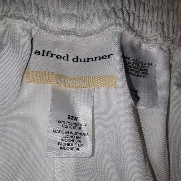 Alfred Dunner Nwot Classic Pull On Button Hem Twill Capri Pants 22W - Picture 6 of 6
